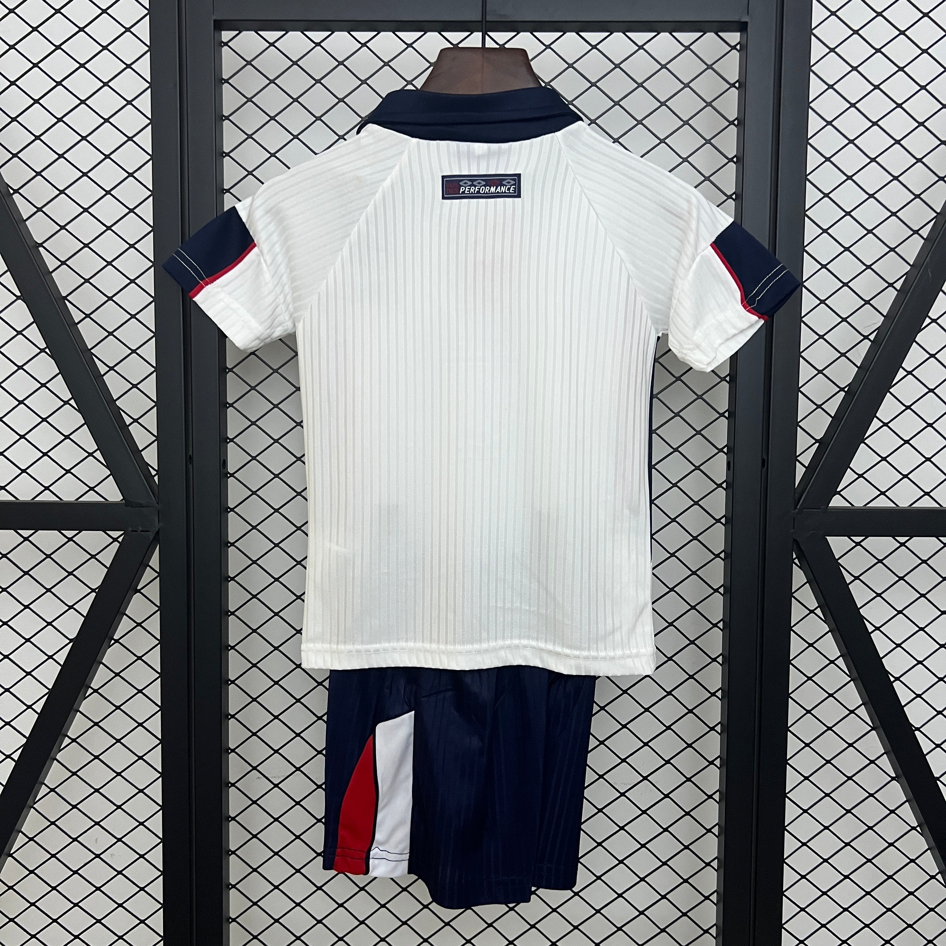 kids England 1998 home size: 16-28