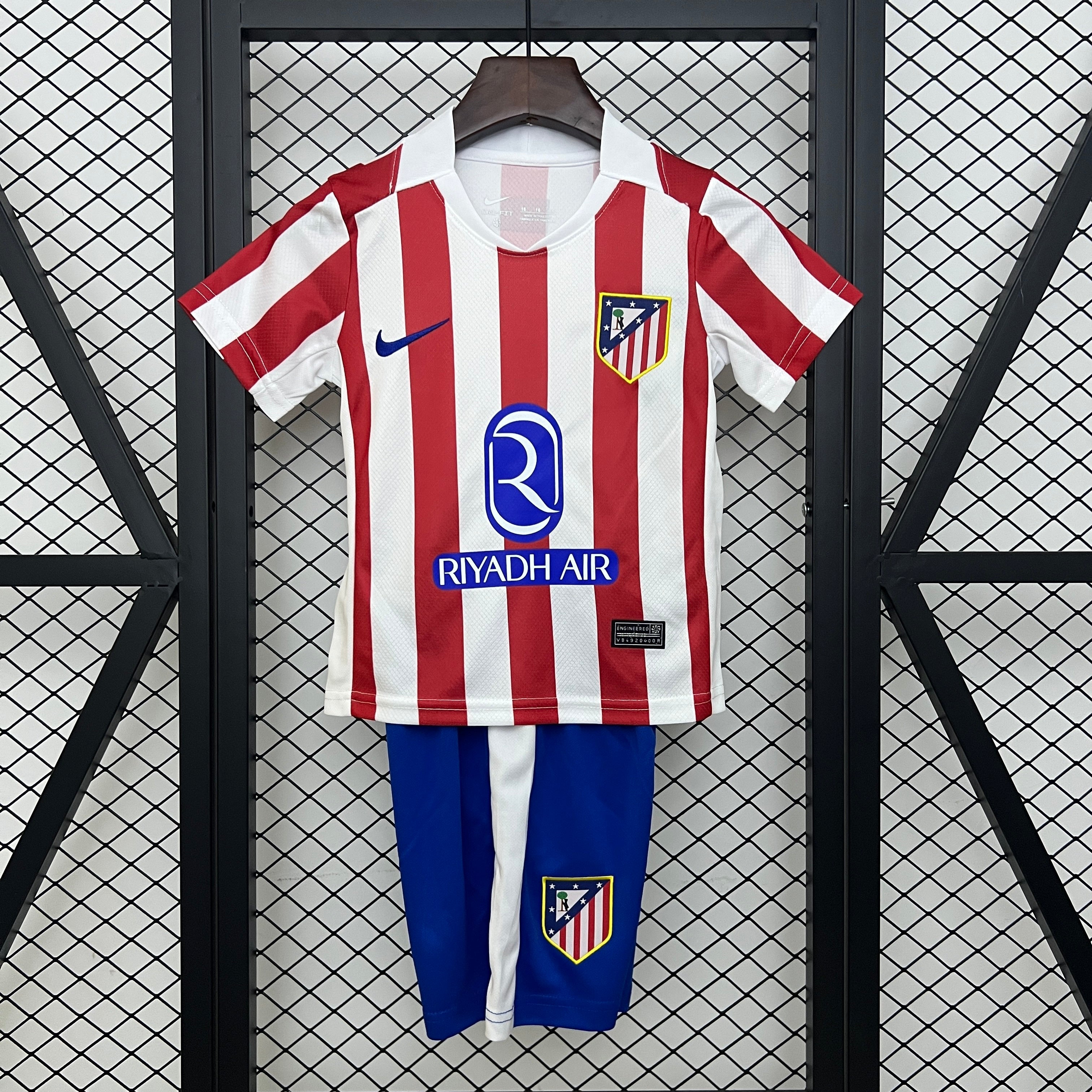 25/26 kids Atletico Madrid home size: 16-28