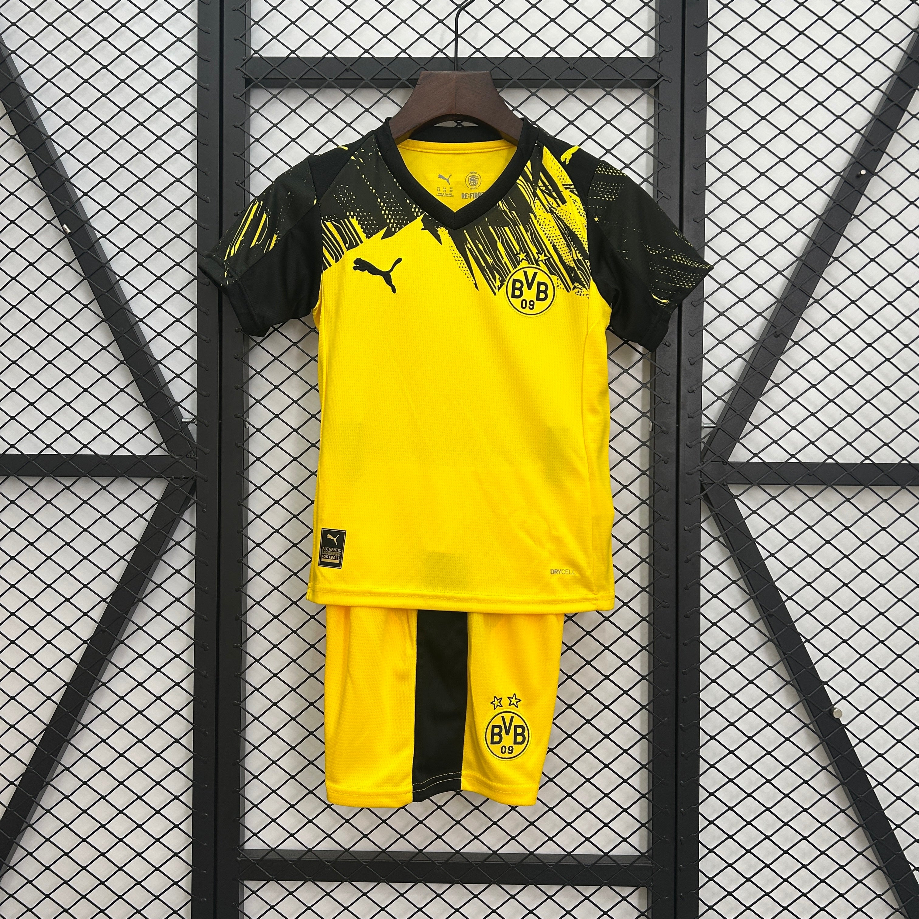 25/26 kids Dortmund home size: 16-28