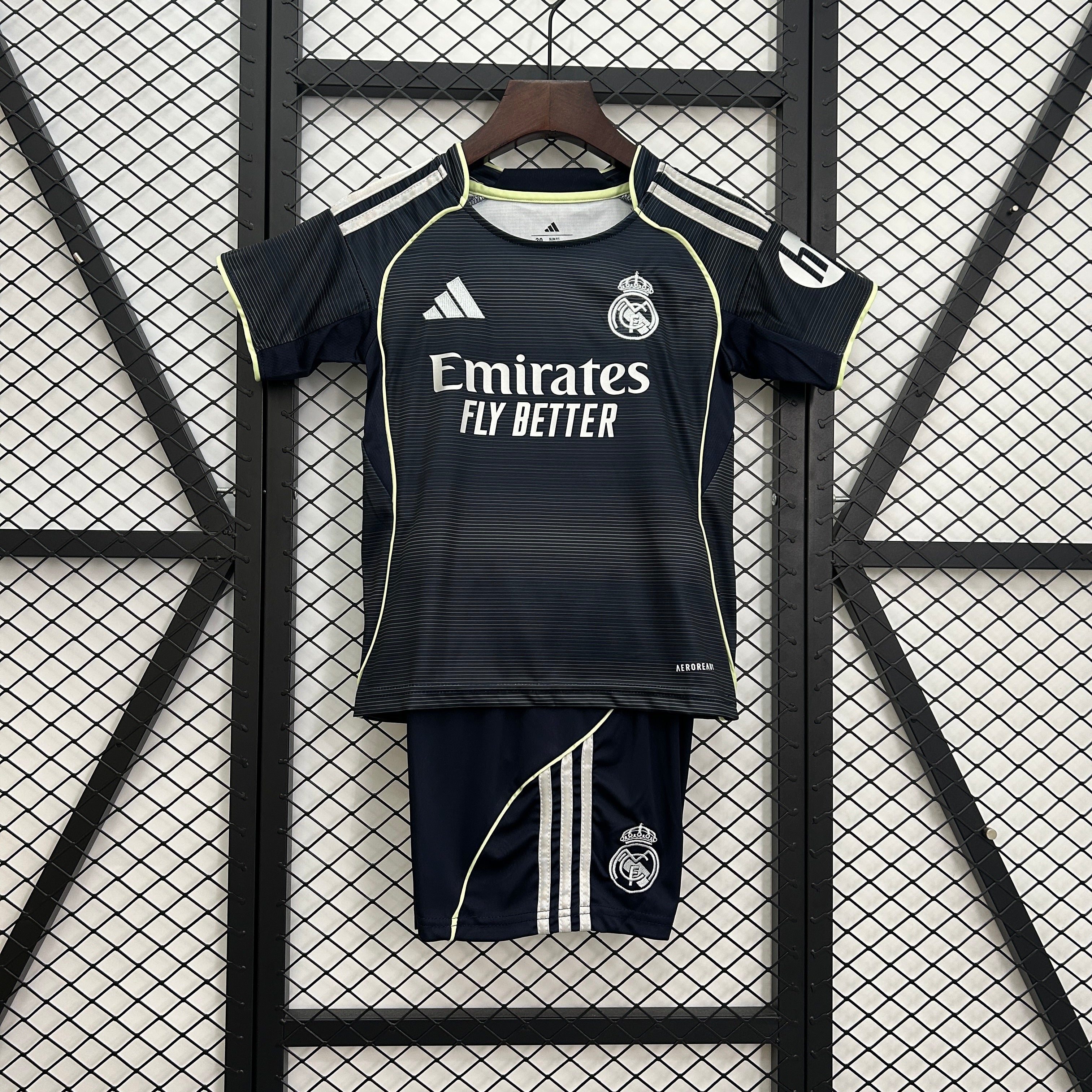 25/26 Kids Real Madrid Away Size: 16-28