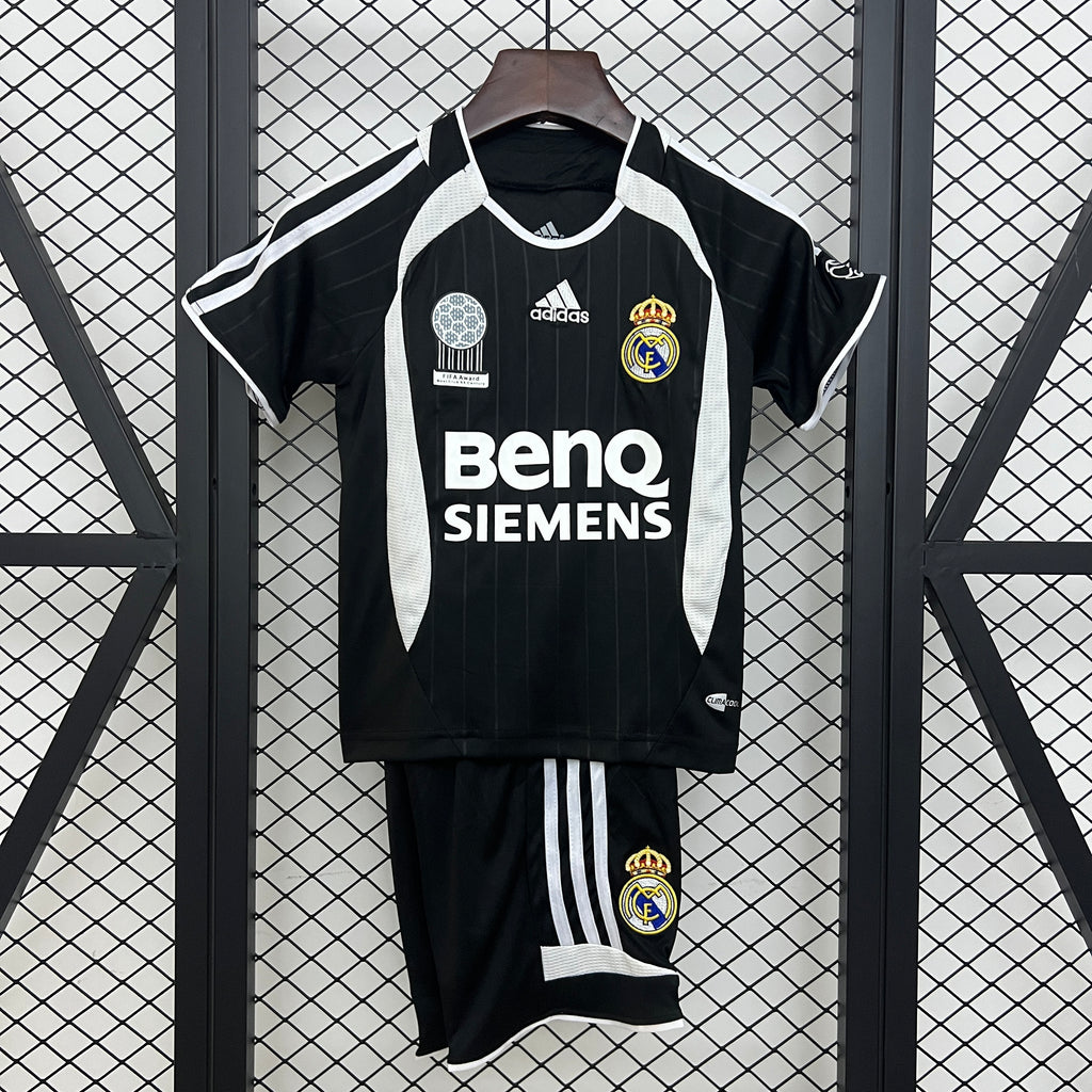 kids Real Madrid 06/07 away size: 16-28