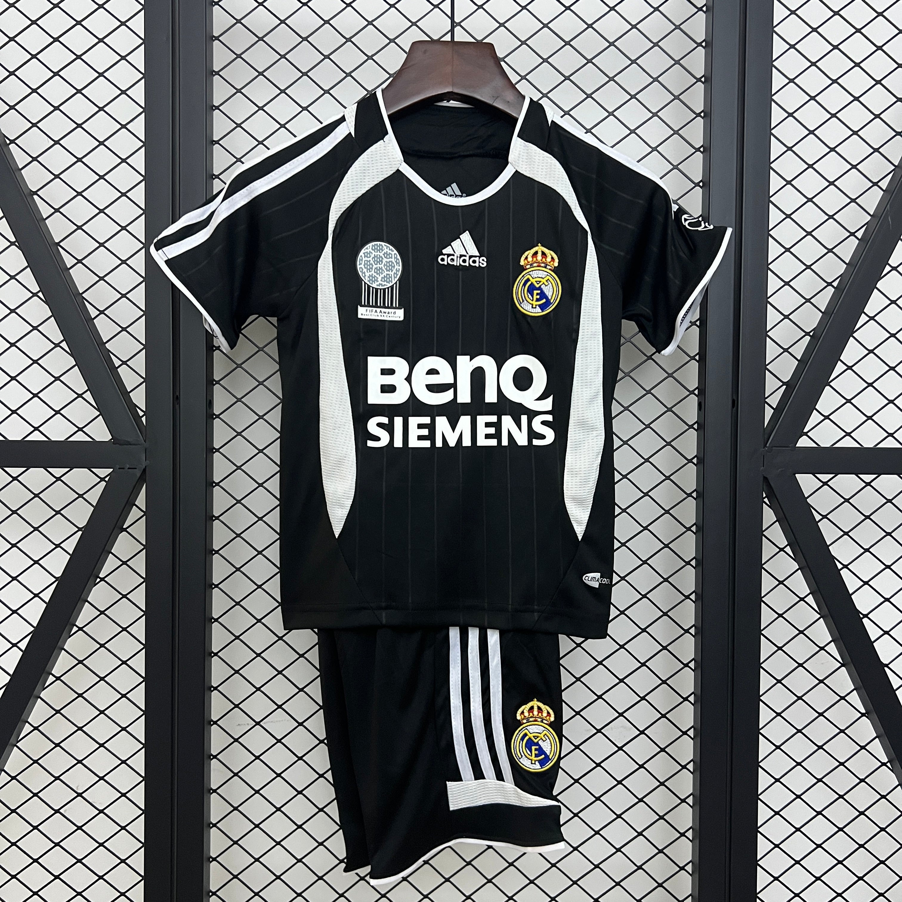 kids Real Madrid 06/07 away size: 16-28