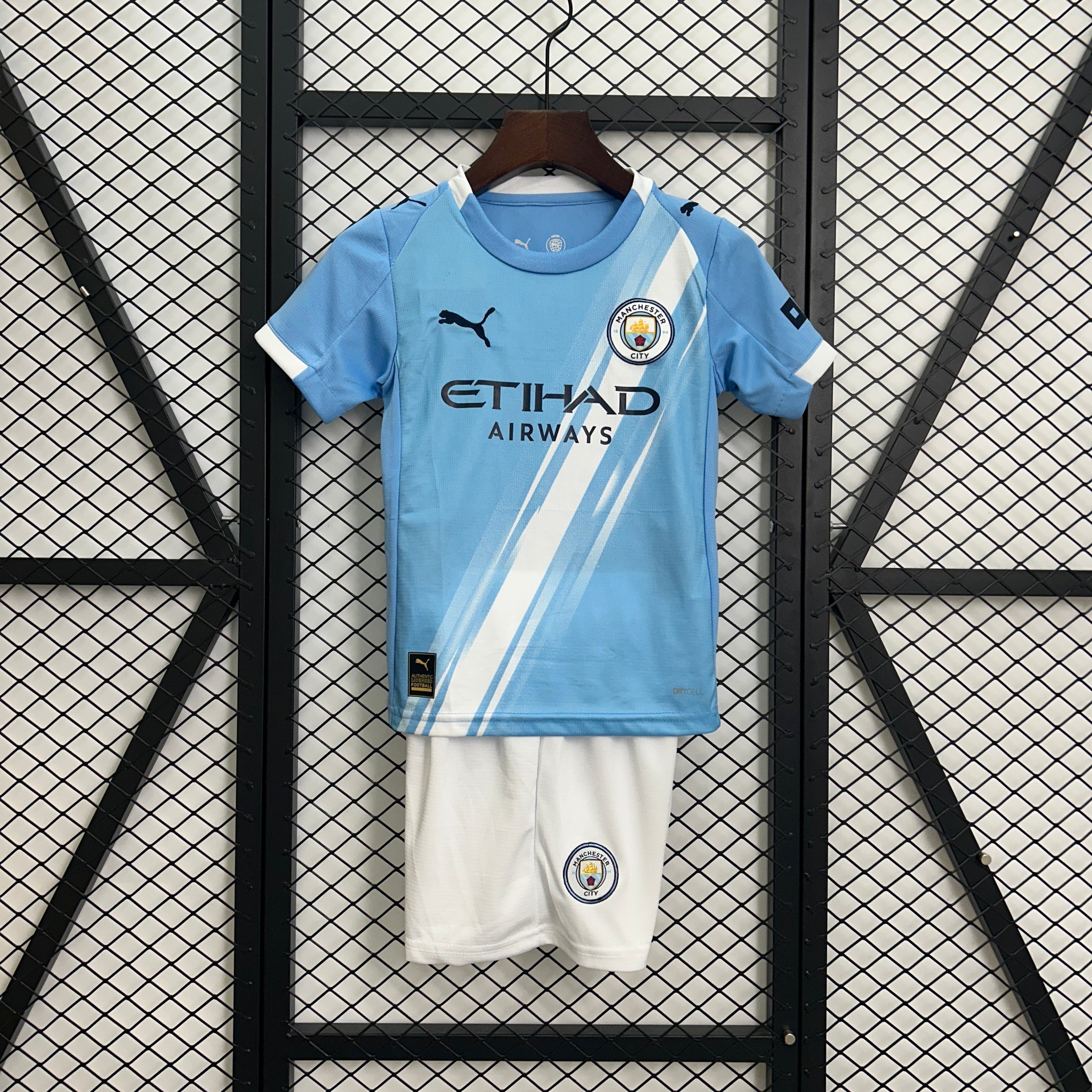 25/26 kids Manchester City home size: 16-28